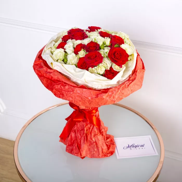 Букет из 21 разноцветной кустовой розы