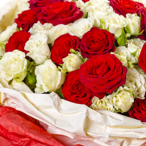Букет на День матери из 21 разноцветной кустовой розы