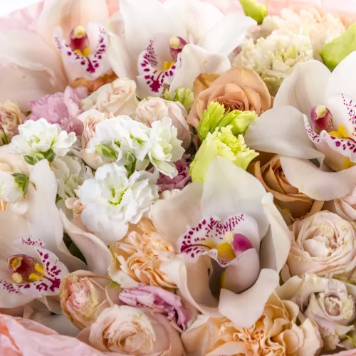 Букет на День матери из орхидей, роз и маттиолы