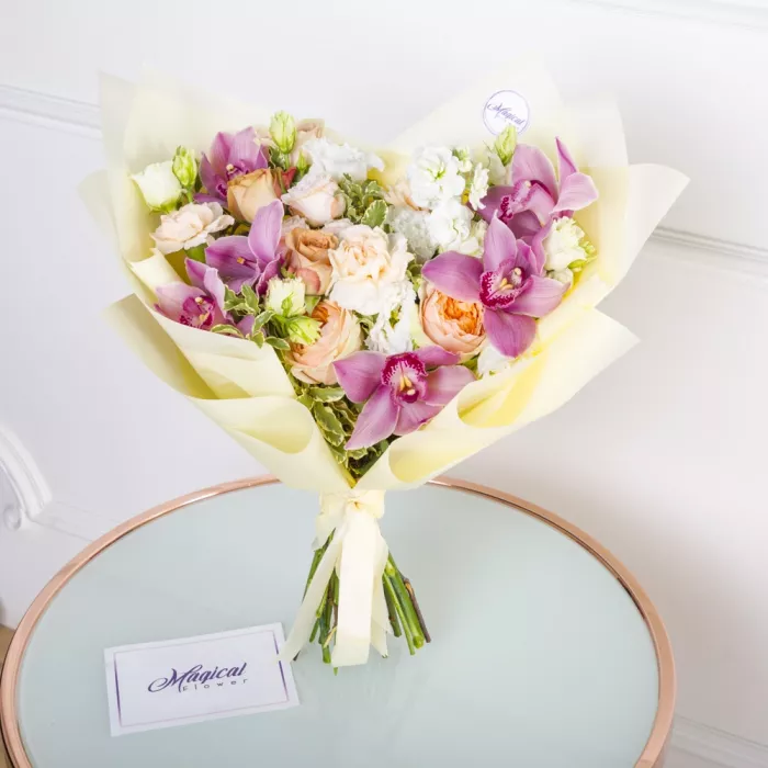 Букет из роз, цимбидиума и эустом