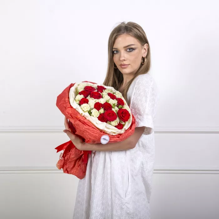 Букет из 21 разноцветной кустовой розы