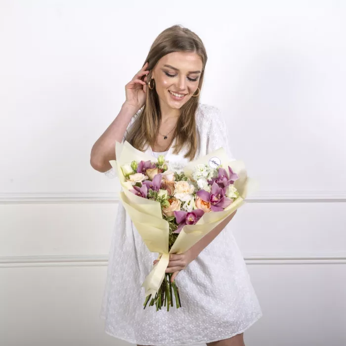 Букет из роз, цимбидиума и эустом