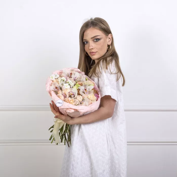 Букет из орхидей, роз и маттиолы