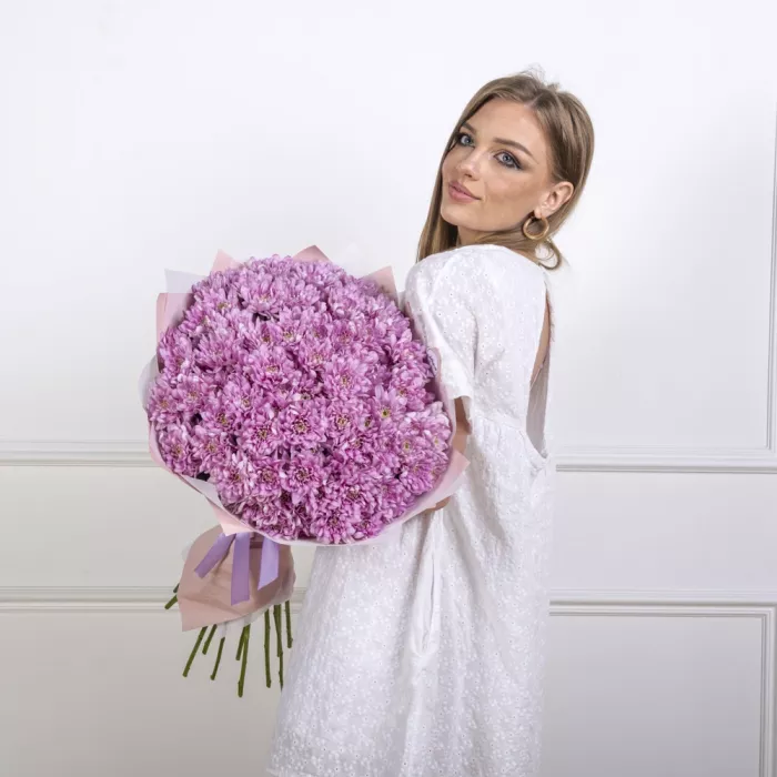 Букет из 19 сиреневых хризантем