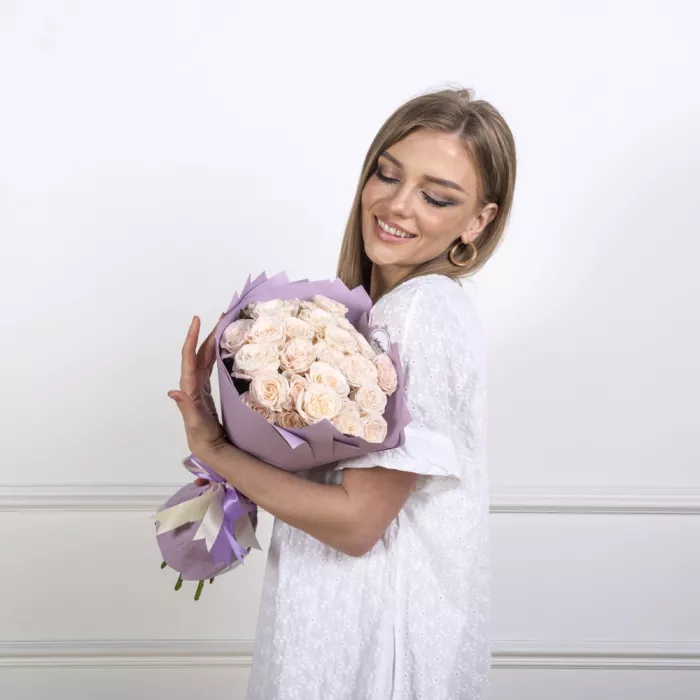 Букет из 21 кремовой кустовой розы