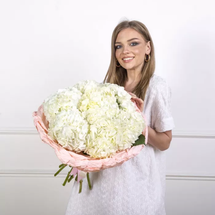 Букет из 9 белых гортензий