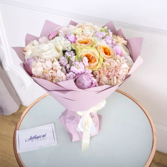 Букет из роз, гортензий, пионов и ранункулюсов