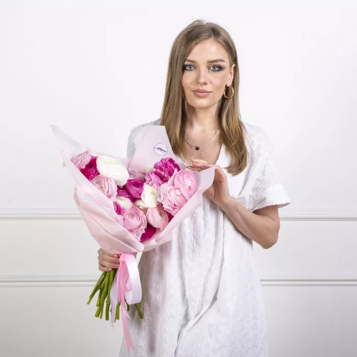 35 разноцветных ранункулюсов