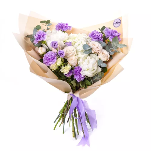 Букет из эустом, роз и пионов