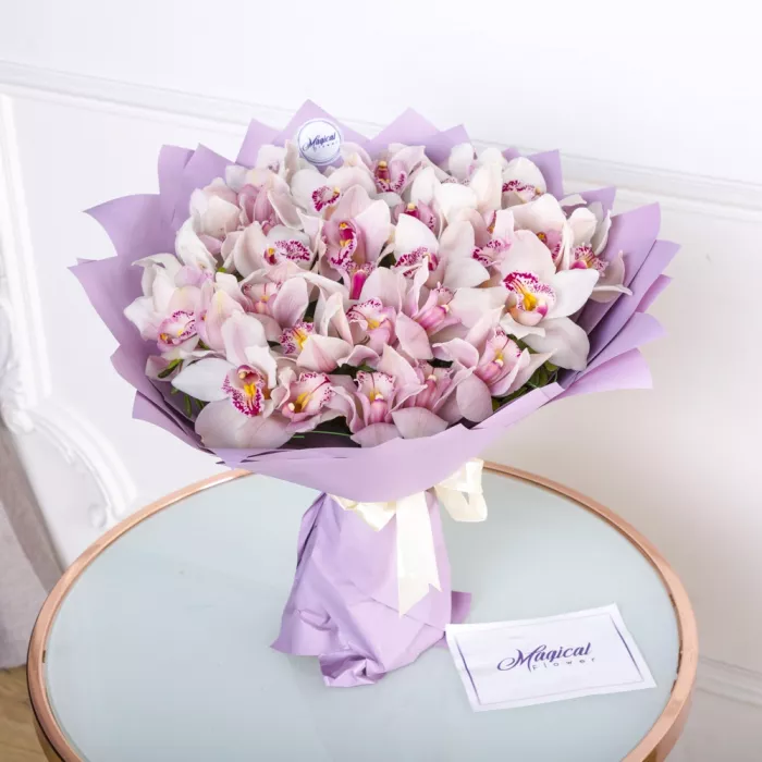 Букет из 35 розовых орхидей