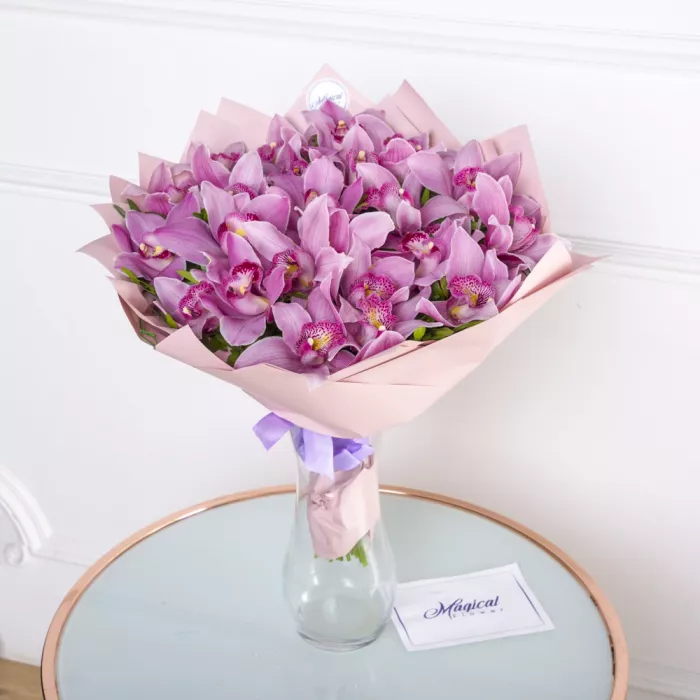 Букет из 35 фиолетовых орхидей