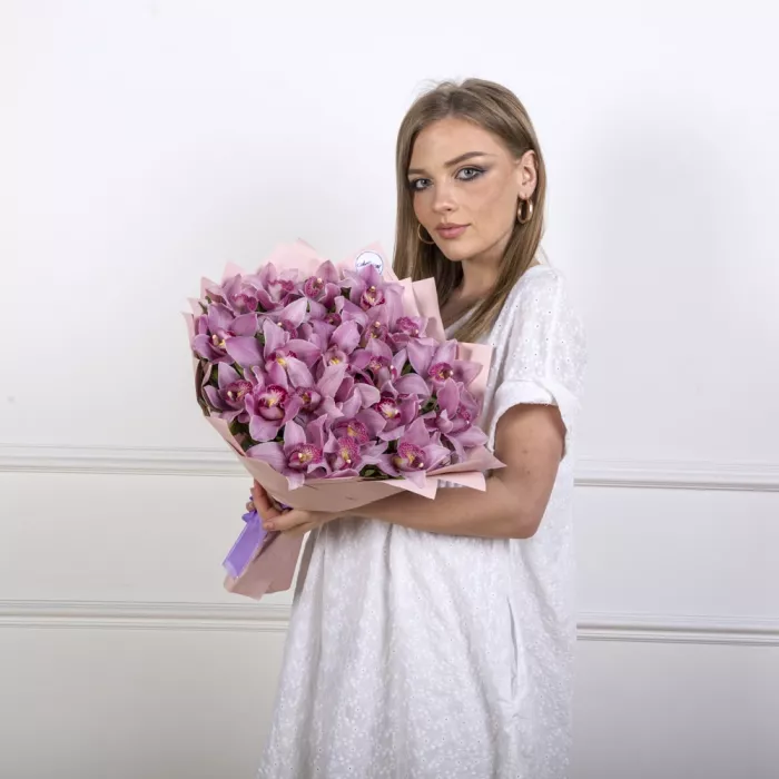 Букет из 35 фиолетовых орхидей