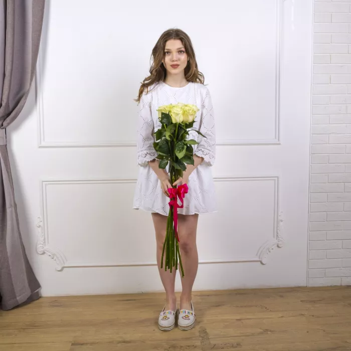 Букет из 9 белых роз Эквадор 100 см