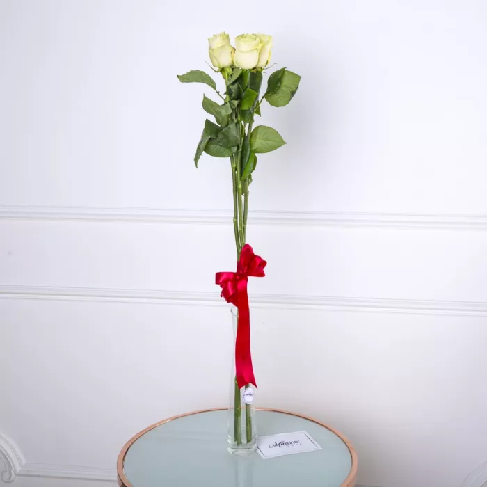 Букет из 3 белых роз Эквадор 100 см