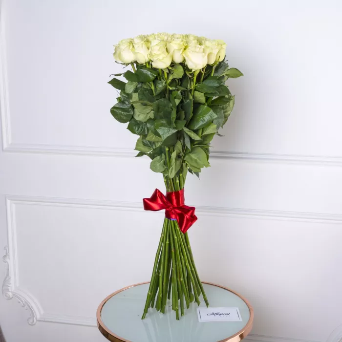 Букет из 25 белых роз Эквадор 100 см