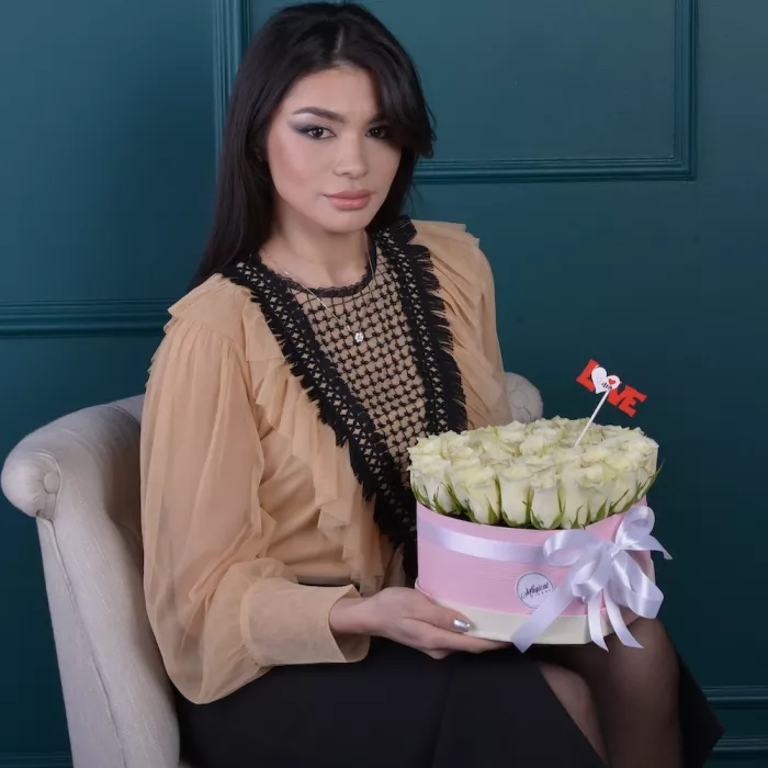 35 белых роза в коробки в форме сердца