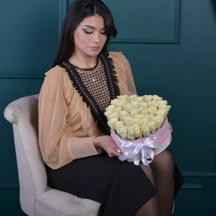 35 белых роза в коробки в форме сердца