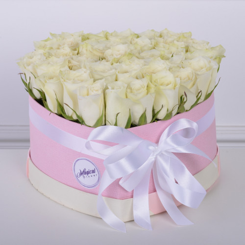 35 белых роза в коробки в форме сердца