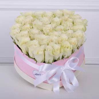 35 белых роза в коробки в форме сердца