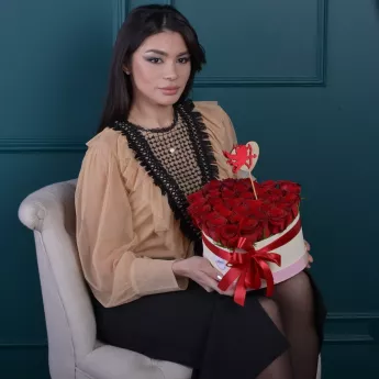 35 красных роз в коробки в форме сердца 