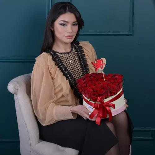 35 красных роз в коробки в форме сердца 