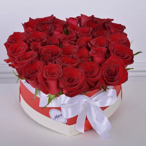35 красных роз в коробки в форме сердца