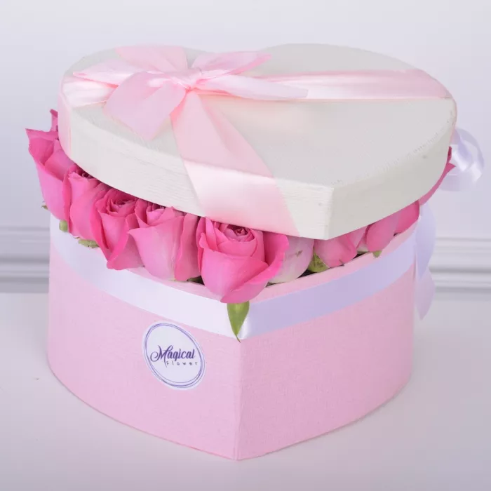 35 розовых роз в коробки в форме сердца 