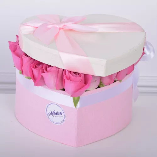 35 розовых роз в коробки в форме сердца