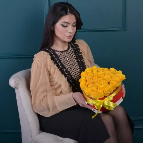 35 желтых роз в коробки в форме сердца