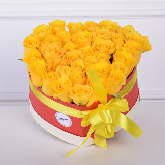 35 желтых роз в коробки в форме сердца 
