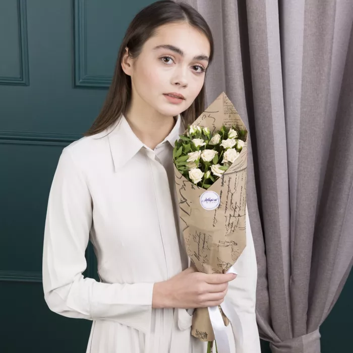 Букет из 3 белых кустовых роз