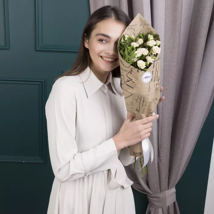 Букет из 3 белых кустовых роз