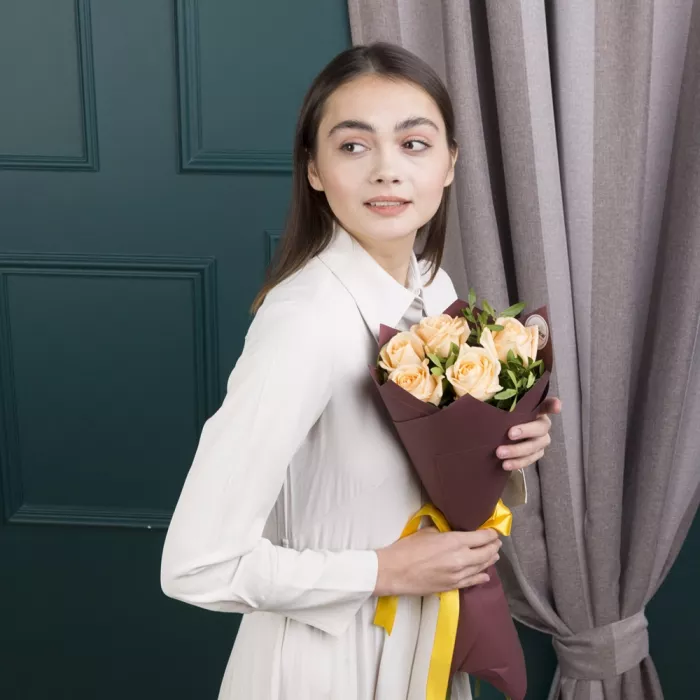 Букет из 5 кремовых роз 50 см