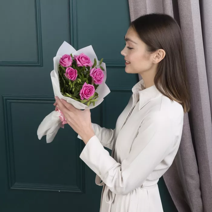 Букет из 5 розовых роз 60 см