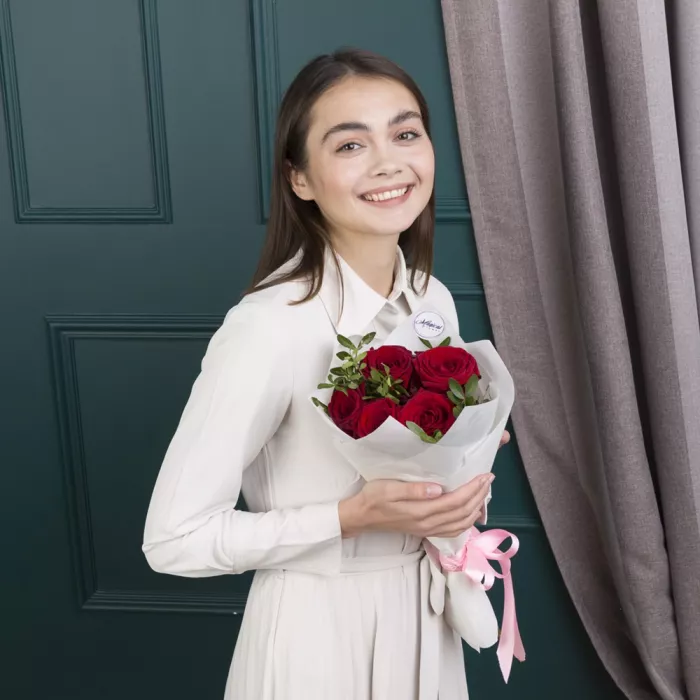 Букет из 5 красных роз 60 см