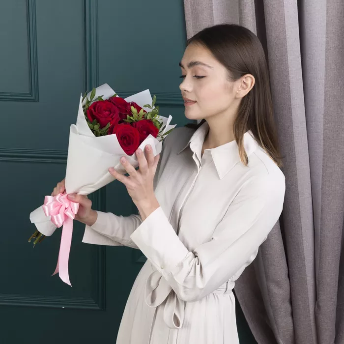 Букет из 5 красных роз 60 см