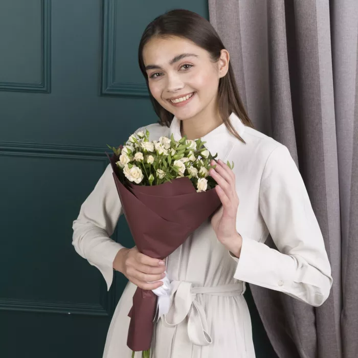 Букет из 7 белых кустовых роз