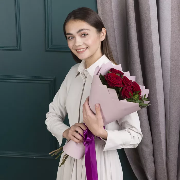 Букет из 5 красных роз 50 см