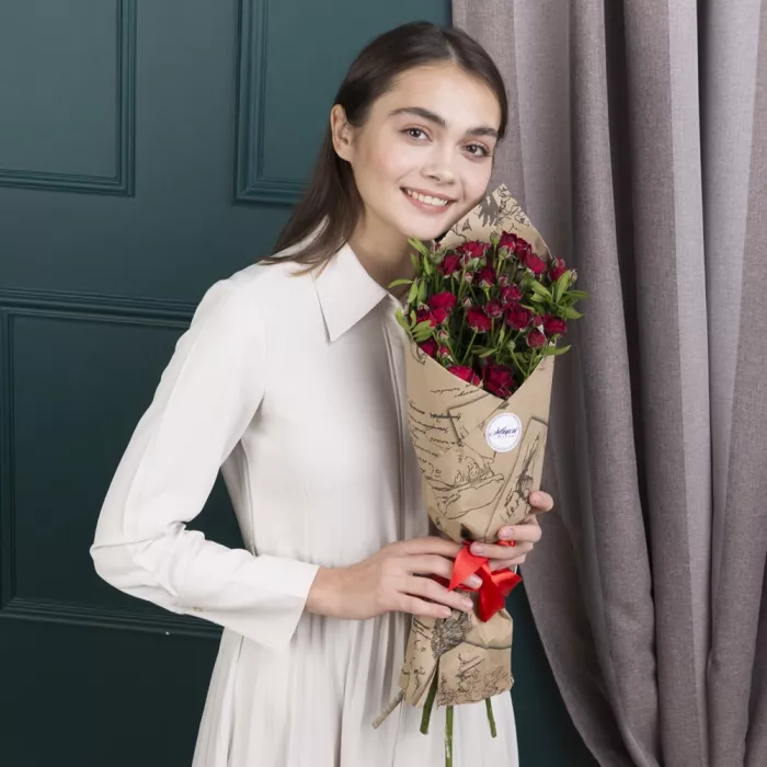 Букет из 3 красных кустовых роз