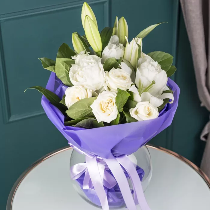 Букет из роз, пионов и лилий