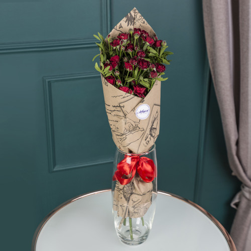 Букет из 3 красных кустовых роз и эустом