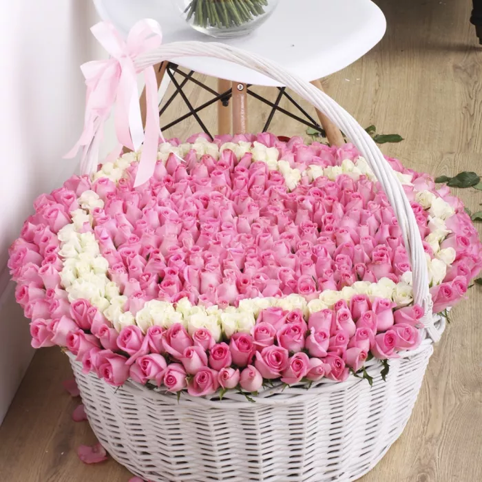 501 Розовая и белая роза в корзине