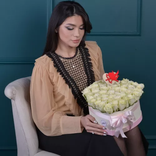 51 белая роза в коробке в форме сердца 