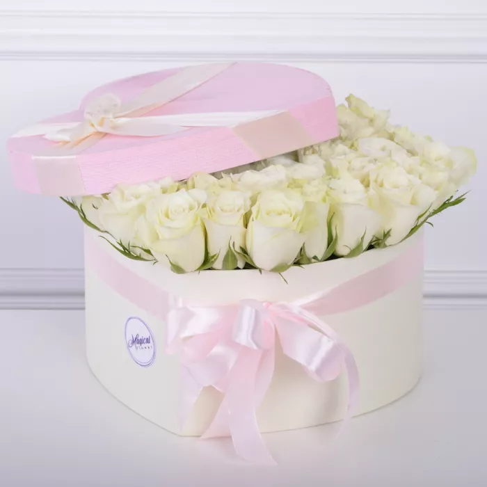 51 белая роза в коробке в форме сердца