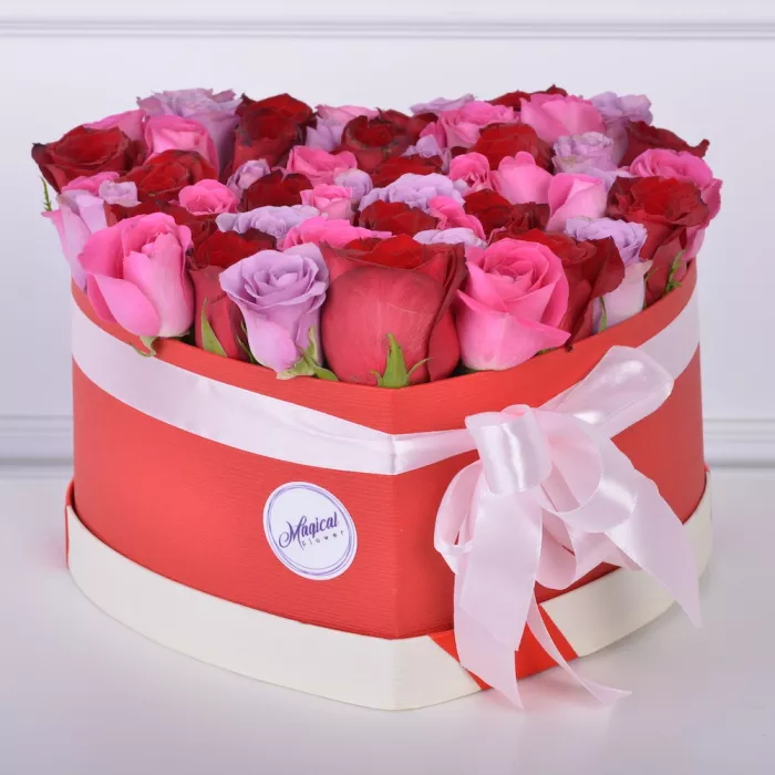 51 роза микс в коробке в форме сердца
