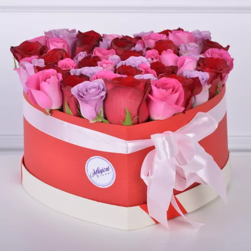 51 роза микс в коробке в форме сердца