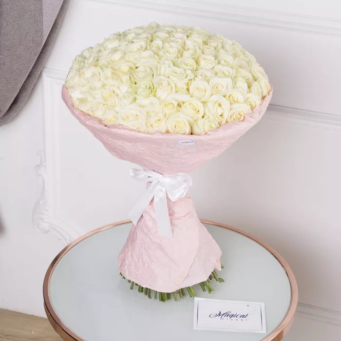Букет из 101 белой розы premium 60 см в крафте