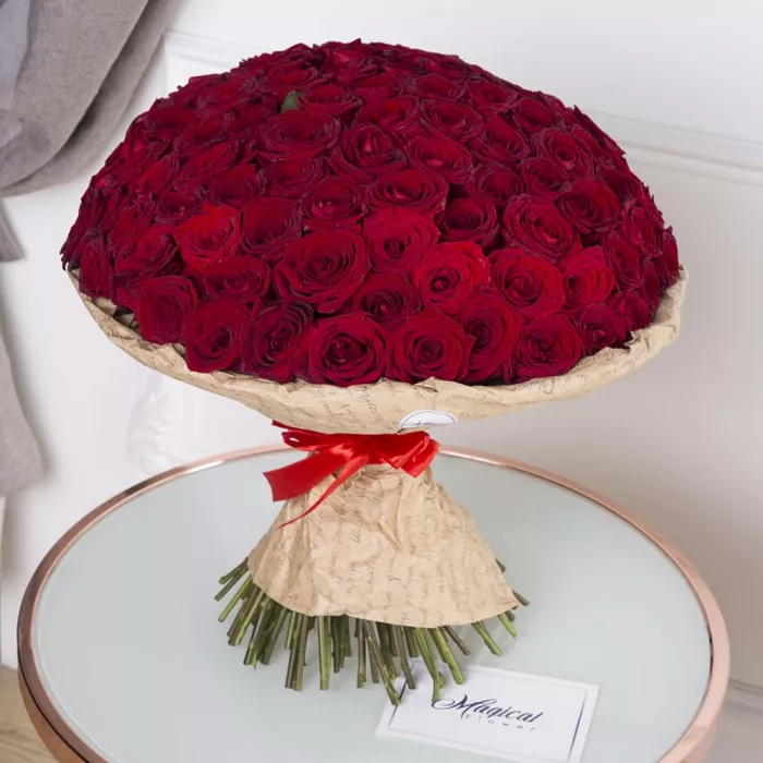 Букет из 101 красной розы 50 см в крафте
