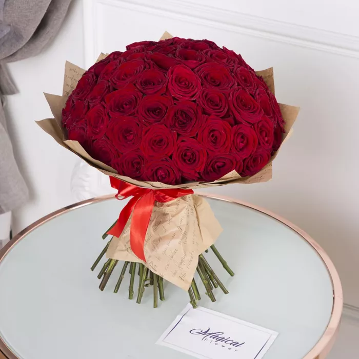 Букет из 51 красной розы 40 см в крафте