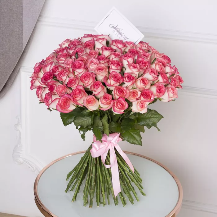 Букет 101 бело-малиновая роза premium 60 см